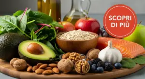 Alimenti naturali come avocado, salmone, noci, aglio, verdure e frutta su un tagliere.