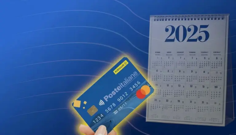 Una mano tiene una carta PostePay davanti a un calendario del 2025