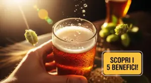 Bicchiere di birra ambrata con luppolo e ingredienti naturali sullo sfondo
