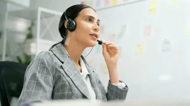 Una persona con cuffie e microfono lavora in un call center.