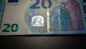 Dettaglio ravvicinato di una banconota da 20 euro con ologramma visibile