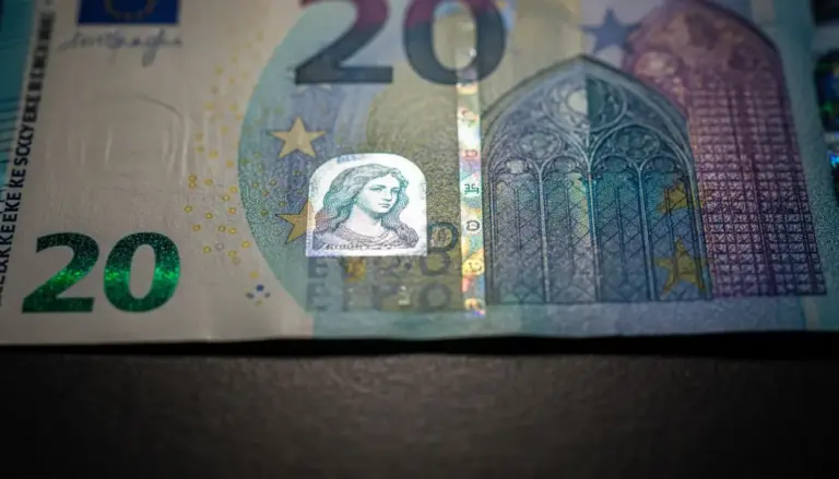 Dettaglio ravvicinato di una banconota da 20 euro con ologramma visibile