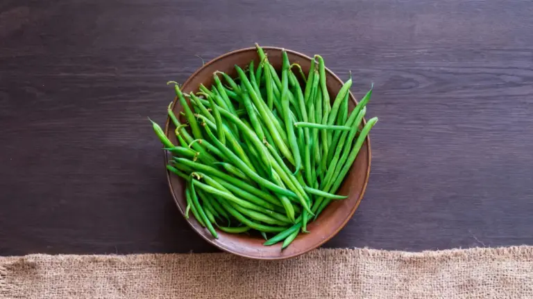 Fagiolini freschi in una ciotola di terracotta su un tavolo di legno