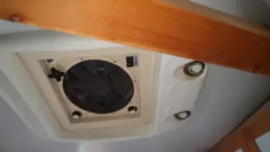 Ventola di aerazione su soffitto in plastica ingiallita con luci incassate