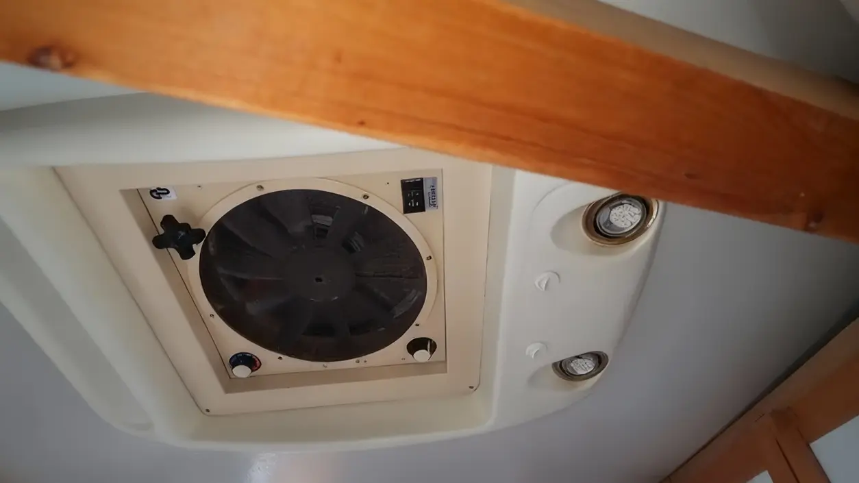 Ventola di aerazione su soffitto in plastica ingiallita con luci incassate