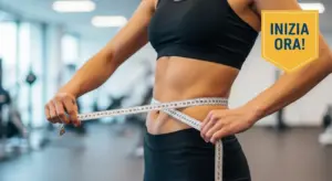 Persona che misura la circonferenza addominale con un metro in palestra