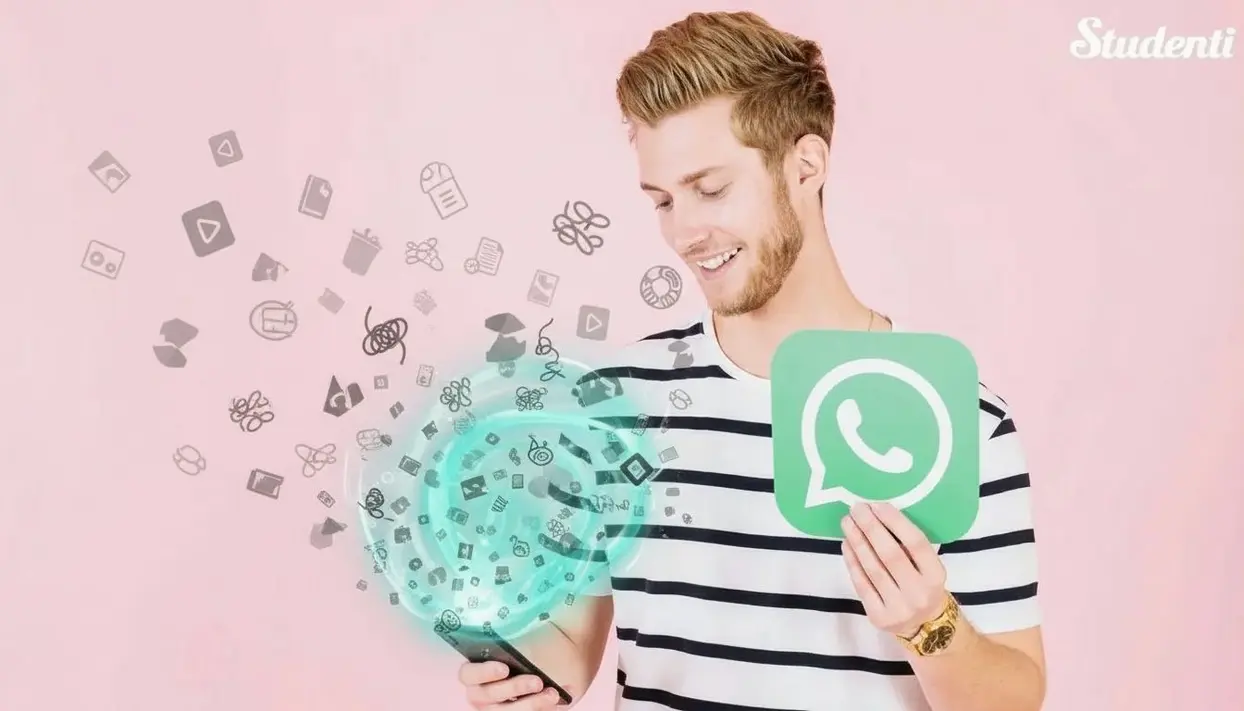 Persona che tiene un'icona di WhatsApp mentre guarda lo smartphone con file digitali fluttuanti intorno