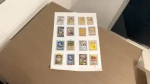 Schede da collezione disposte su un foglio, appoggiate su un tavolo di legno