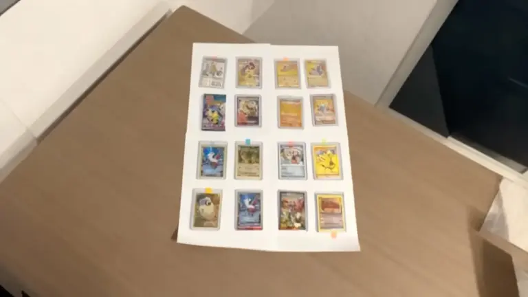 Schede da collezione disposte su un foglio, appoggiate su un tavolo di legno