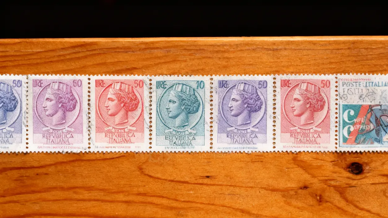 Serie di francobolli italiani vintage della Repubblica Italiana su sfondo in legno
