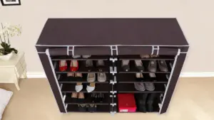 Scarpiera in tessuto con diverse paia di scarpe ben organizzate su una parete di una camera da letto